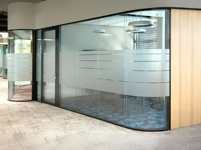 Gerundete Ganzglaswand mit präzise ausgeführten Glas-Rundecken im Büroumbau der Visana in Bern.