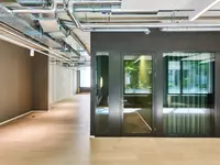 Moderne Doppelverglasung im Bürogebäude in Emmenbrücke: Die raumhohe Ganzglaswand von uniska schafft transparente Raumstrukturen, viel Offenheit und verbindet modernes Design mit hoher Schalldämmung.
