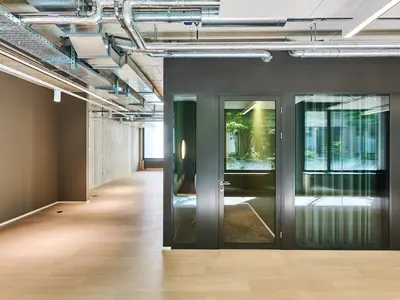 Moderne Doppelverglasung im Bürogebäude in Emmenbrücke: Die raumhohe Ganzglaswand von uniska schafft transparente Raumstrukturen, viel Offenheit und verbindet modernes Design mit hoher Schalldämmung.