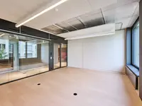 Raumhohe Doppelverglasung als elegante Ganzglaswand im Bürogebäude in Emmenbrücke. Die transparente Trennwand schafft helle, offene Büroräume und verbindet moderne Architektur mit hoher Schalldämmung.