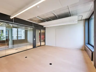 Raumhohe Doppelverglasung als elegante Ganzglaswand im Bürogebäude in Emmenbrücke. Die transparente Trennwand schafft helle, offene Büroräume und verbindet moderne Architektur mit hoher Schalldämmung.