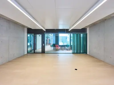 Grosszügige Doppelverglasung von uniska im Neubau in Emmenbrücke: Die raumhohe Ganzglaswand verbindet offene Raumgestaltung mit hoher Schalldämmung und fügt sich harmonisch in die moderne Architektur mit Sichtbeton ein.