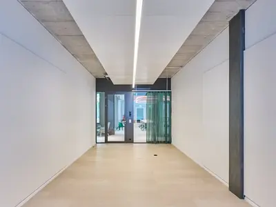Ganzglaswand von uniska mit integrierter Tür und elektrifizierten Paneelen im modernen Büroausbau in Emmenbrücke. Die technische Integration ermöglicht eine klare, reduzierte Gestaltung und fügt sich nahtlos in die transparente Raumarchitektur ein.