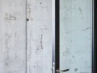 Detail einer Glastür mit integriertem elektronischem Türschloss im Büroausbau in Emmenbrücke. Die schlanke Profilkonstruktion verbindet moderne Zutrittstechnik mit einer reduzierten, hochwertigen Gestaltung.