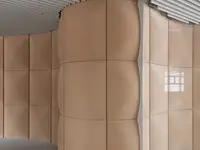 Individuelle Glaslösung von uniska beim Mieterausbau des Holcim Campus in Zug: Die passgenau ausgeführten Glasanschlüsse folgen den gewölbten Oberflächen und verbinden Doppelverglasung und Einscheibenverglasung mit anspruchsvoller Innenarchitektur.