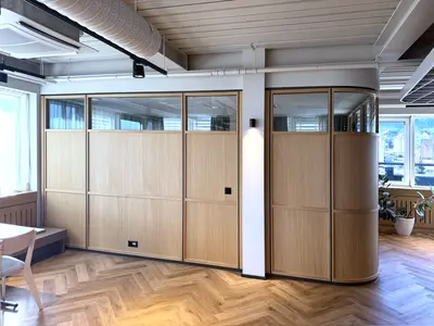 Umbau Verwaltungsgebäude in Pfäffikon: Gebürstete Eiche, integrierte Oberlichtverglasungen und ein präzise gerundeter Wandabschluss verbinden handwerkliche Qualität mit einer ruhigen, fliessenden Raumgestaltung.