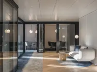 Eleganter Büroumbau an der Löwenstrasse in Zürich mit raumhoher Ganzglaswand, Doppelverglasung und Doppelflügeltüre. Schaltbares Glas und hoher Schallschutz verbinden Privatsphäre, Transparenz und modernes Design im gehobenen Altbau-Ausbau.