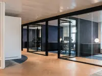 Hochwertige Besprechungsräume mit raumhohen Ganzglaswänden und Doppelverglasung. Die Glaswände sorgen für Transparenz und Licht im Büro, während der hohe Schallschutz vertrauliche Gespräche und konzentriertes Arbeiten ermöglicht.