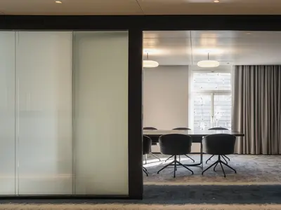 Schaltbares Glas ermöglicht Privatsphäre auf Knopfdruck und bewahrt gleichzeitig die offene Architektur des Büros. Die intelligente Verglasung wechselt bei Bedarf von transparent zu blickdicht – ideal für vertrauliche Meetings und anspruchsvolle Besprechungsräume.