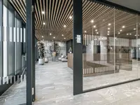 Neubau und Erweiterung Industriehalle Stoss in Walenstadt: Einscheiben- und Brandschutzverglasungen fügen sich harmonisch in die moderne Architektur ein und verbinden Transparenz mit funktionaler Sicherheit.