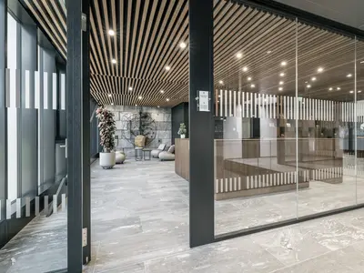 Neubau und Erweiterung Industriehalle Stoss in Walenstadt: Einscheiben- und Brandschutzverglasungen fügen sich harmonisch in die moderne Architektur ein und verbinden Transparenz mit funktionaler Sicherheit.
