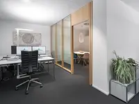 Geklebte Holz-Glas-Doppelverglasung von Uniska trennt Büro und Besprechungsraum bei der Alpha RHEINTAL Bank AG.