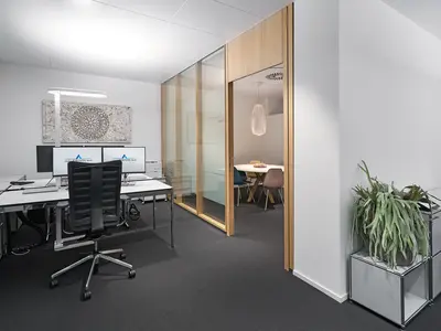 Geklebte Holz-Glas-Doppelverglasung von Uniska trennt Büro und Besprechungsraum bei der Alpha RHEINTAL Bank AG.