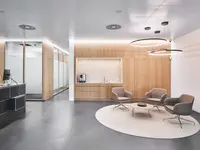 Geklebte Holz-Glas-Doppelverglasung von Uniska verbindet transparente Glasflächen mit natürlichen Holzoberflächen im Wartebereich der Alpha RHEINTAL Bank AG.