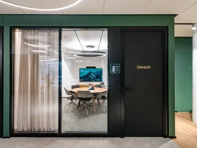Doppelverglasung von Uniska für einen modernen Besprechungsraum beim Umbau LLB Schweiz im Modissa Gebäude mit hoher Transparenz und Schallschutz.