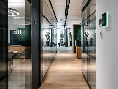 Durchgängige doppelverglaste Glastrennwände von Uniska strukturieren die Büro- und Besprechungsräume beim Umbau LLB Schweiz im Modissa Gebäude und schaffen transparente Verkehrswege.