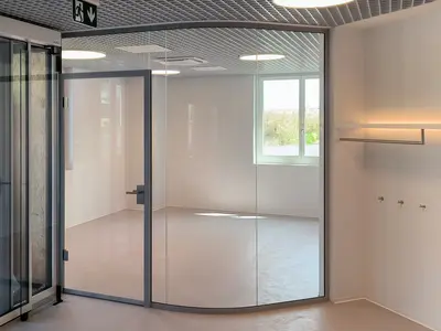Umbau eines Ärztezentrums mit massgeschneiderter Glastrennwand, Rundverglasung und integrierter Glastür