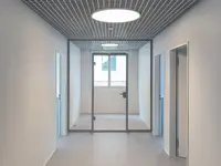 Umbau Ärztezentrum mit massgeschneiderter raumhoher Glastrennwand und integrierter Ganzglastür